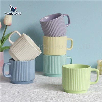 Căni din ceramică cu dungi mate